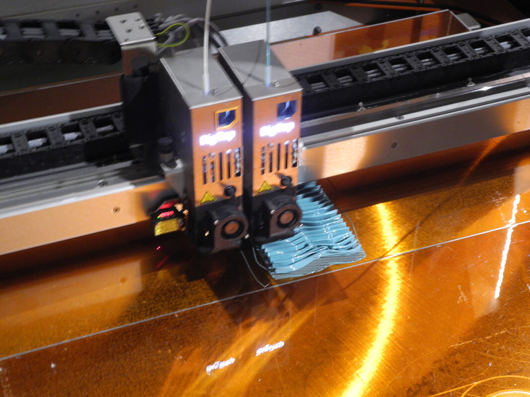 A Maker Is Extruding Hollow Tubes With Compressed Air Instead of a Filament Core