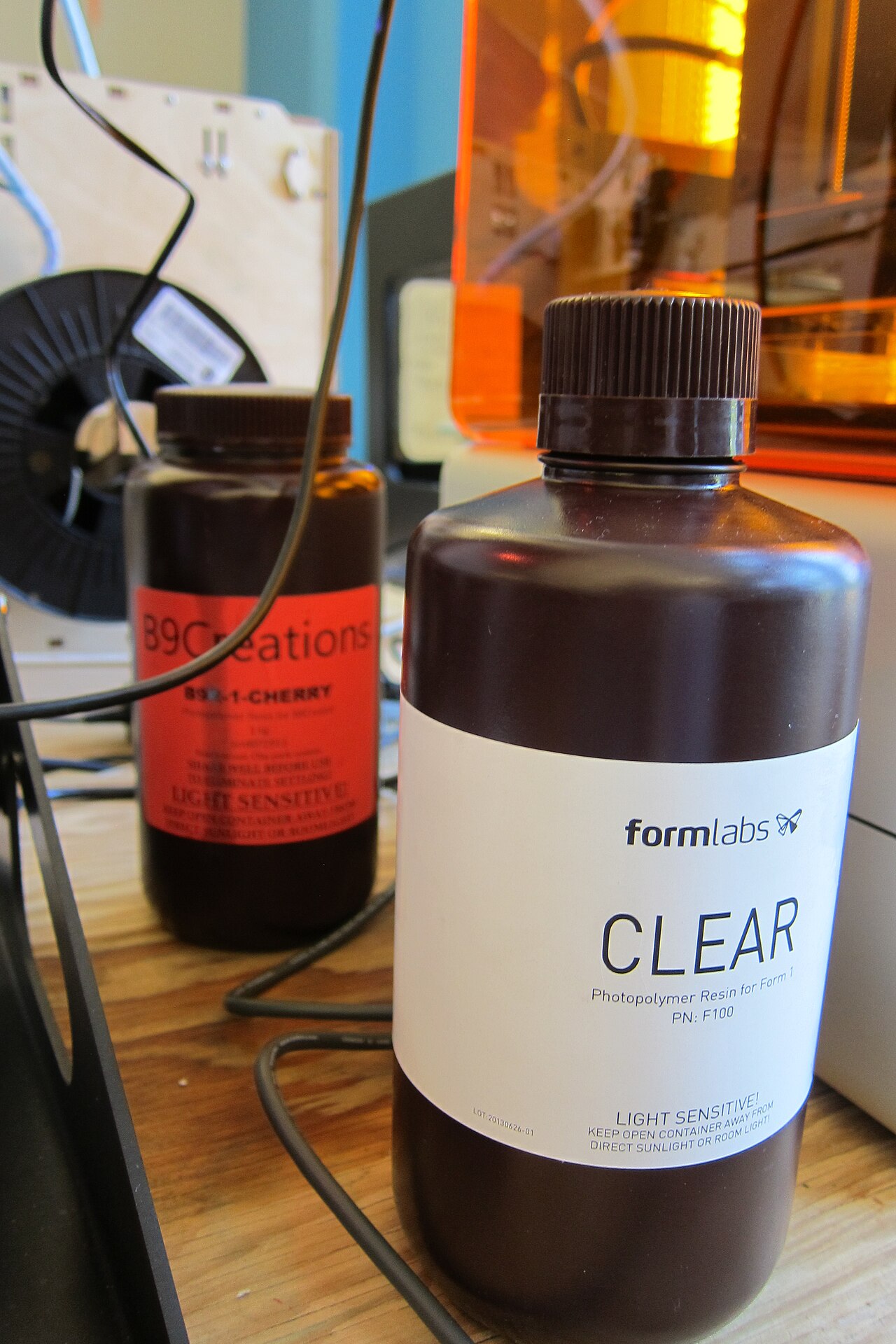 A Maker Built a Micron-Scale Resin Printer From a Fiber Tip, a DIY Micromanipulator, and Turmeric
