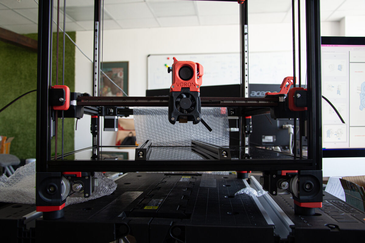 LightMake's L4 Swaps Belts for Linear Motors in a Four-Head Multicolor Printer